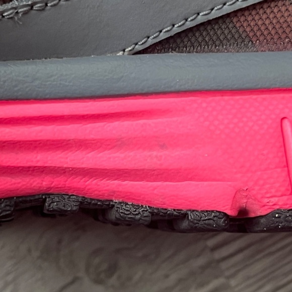 Nike Women's Dual Fusion ST2 Sneakers, Gray/Hot Pink Size 7 - Picture 13 of 16